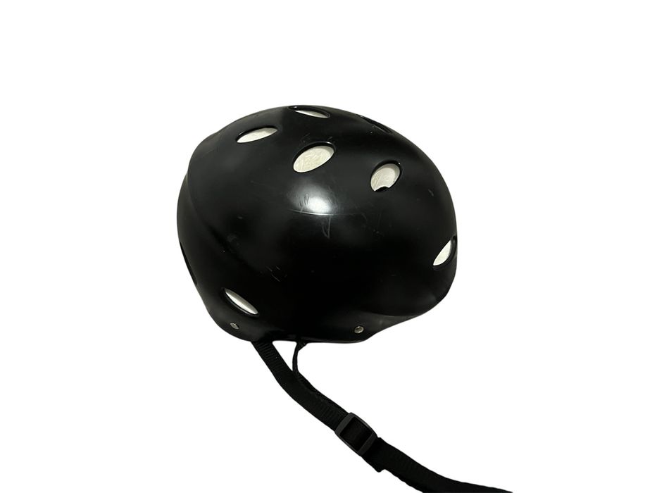 Kask czarny.