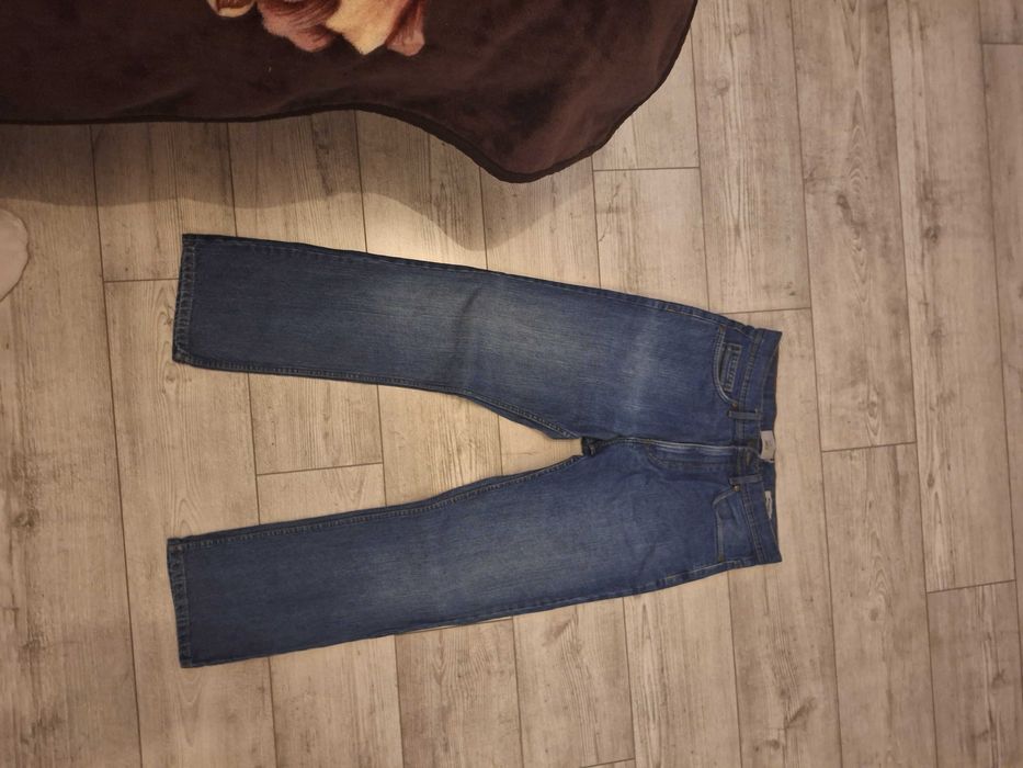 Granatowe jeansy damskie