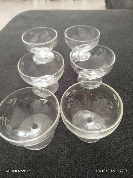 6 taças lindas e 6 copos de pé o preço é de cada conjunto