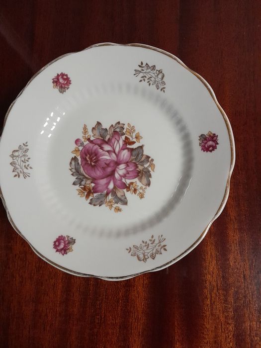 Набор тарелок по 12 штук. Глубокие и мелкие