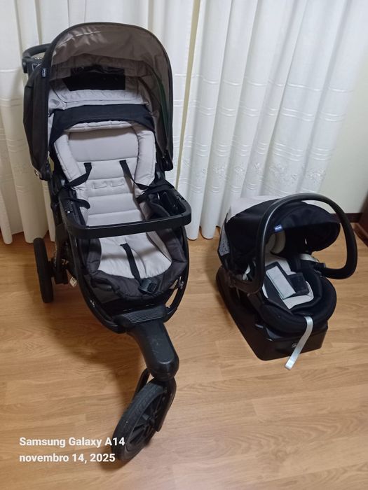 Carrinho de bebê marca Chico e Ovo de transporte