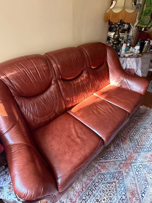 Conjunto Poltrona em pele, mais sofá em pele