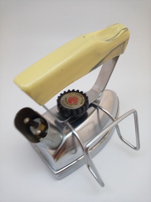 PRL. Żelazko turystyczne.