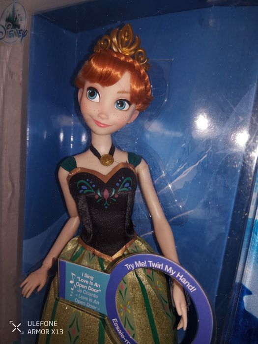 Brinquedo Boneca 30cm Singing Anna Frozen música Love is an open door.