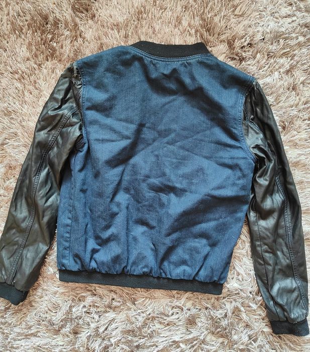 Bomberka jeansowa ze skórzanymi rękawami