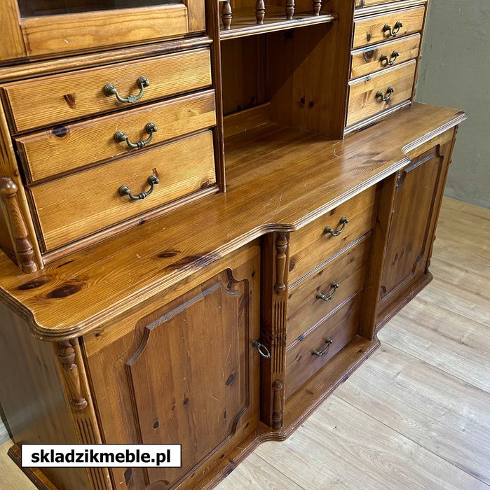 010325 Kredens sosnowy wysoki w odcieniu mahoń