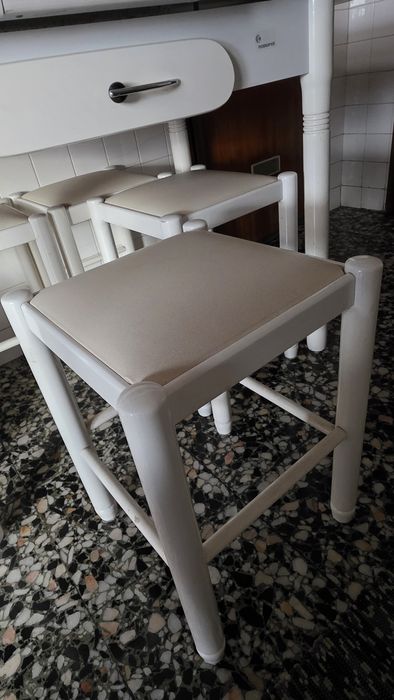 Mesa de cozinha branca extensível com 4 bancos