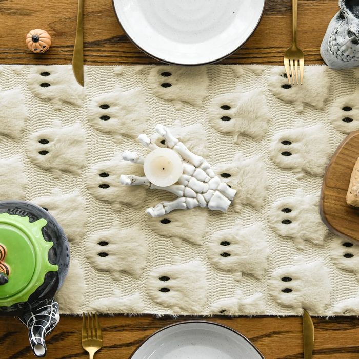 Bieżnik na stół welurowy Halloween duchy beżowy 33x230 cm