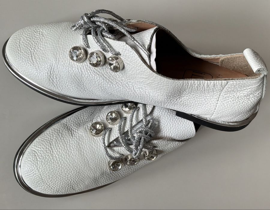 Ładne ,białe  z naturalnej skòry buty.