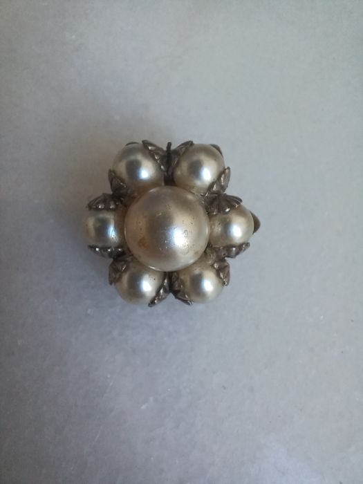 Brinco, alfinete e medalhinha