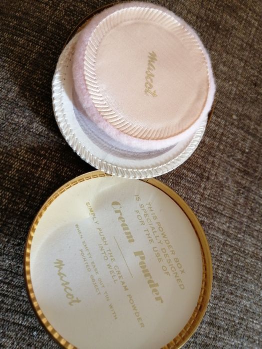 Caixinha antiga de pó de arroz