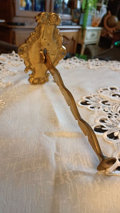 Mosiężny haczyk mocowany do ściany ze składanym ramieniem
mocowany do