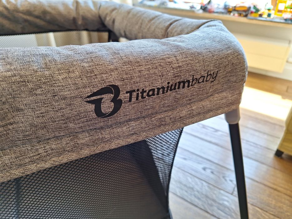 Łóżeczko turystyczne kojec w Titaniumbaby Travel grey - stan idealny