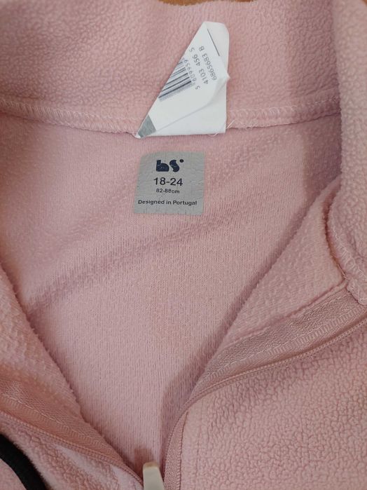 Várias peças de roupa de menina entre os 12 e os 36 meses