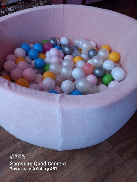 Дитячий басейн з шариками