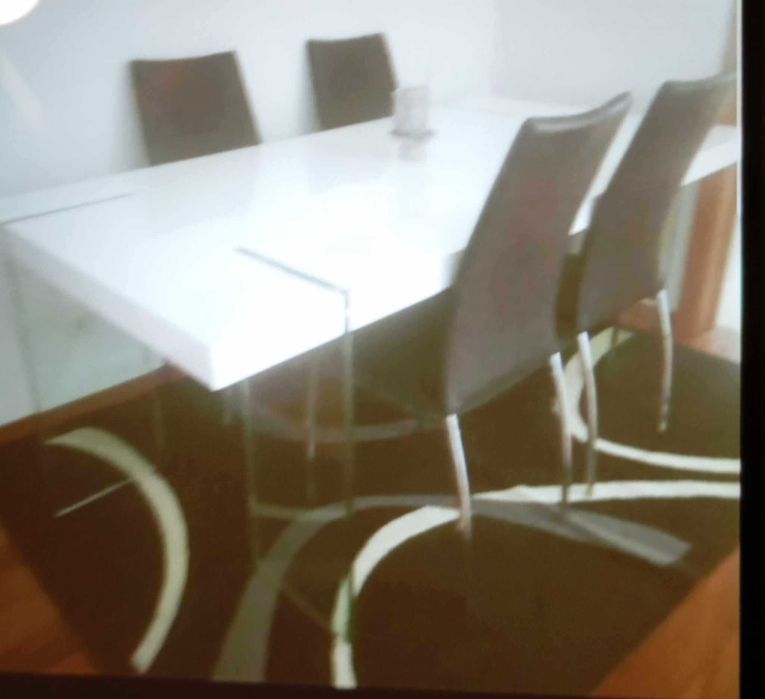 Vendo mesa branca retangular 4 cadeiras