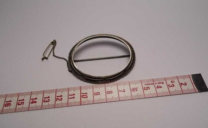 Antyczna srebrna broszka owalna ramka.