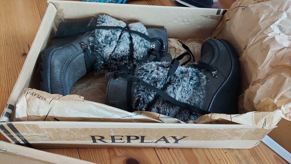 Продам нові демісизонні чоботи Replay 36p