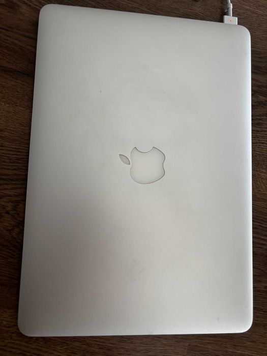 MacBook Air 13" 2017 (Intel i5 / 8 GB / SSD 256 GB) + оригінальна зарядка