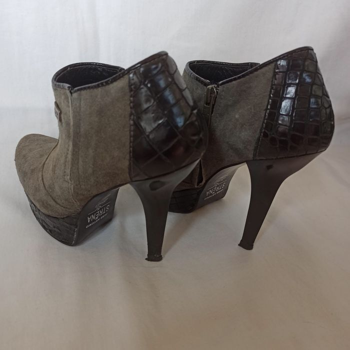 Botins de salto alto cinza da Strena