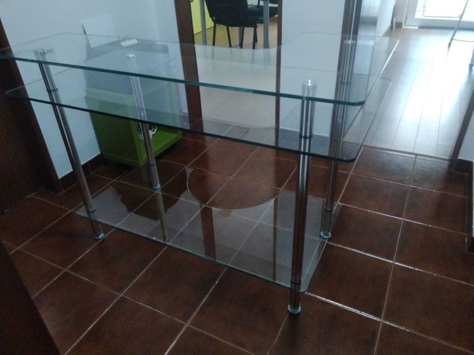 Balcão de receção em vidro