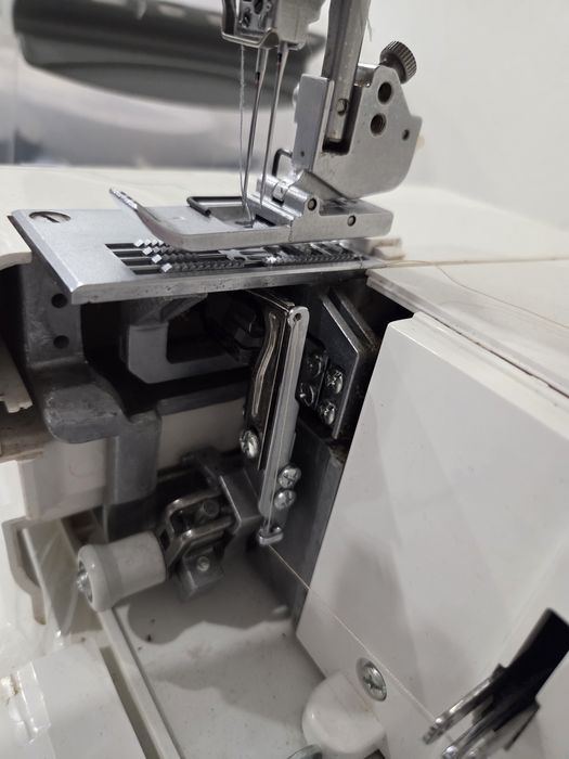 Maszyna do szycia renderka Janome