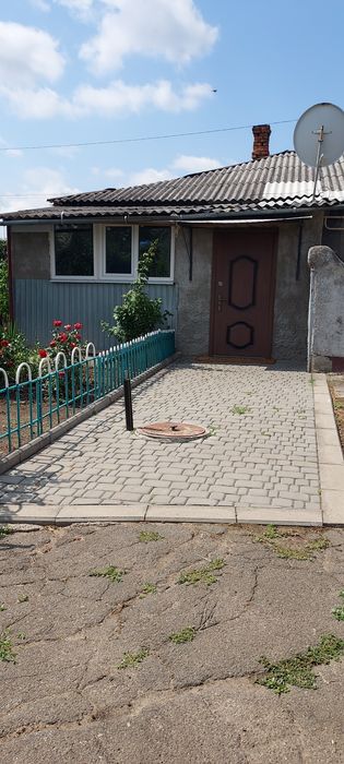 Продається частина будинку ,площею 32.70 кв м,по вулиці Петровського 77 ,кв 3(Шухевича)двір на 2 хазяїна,,поряд з вулицею Київська