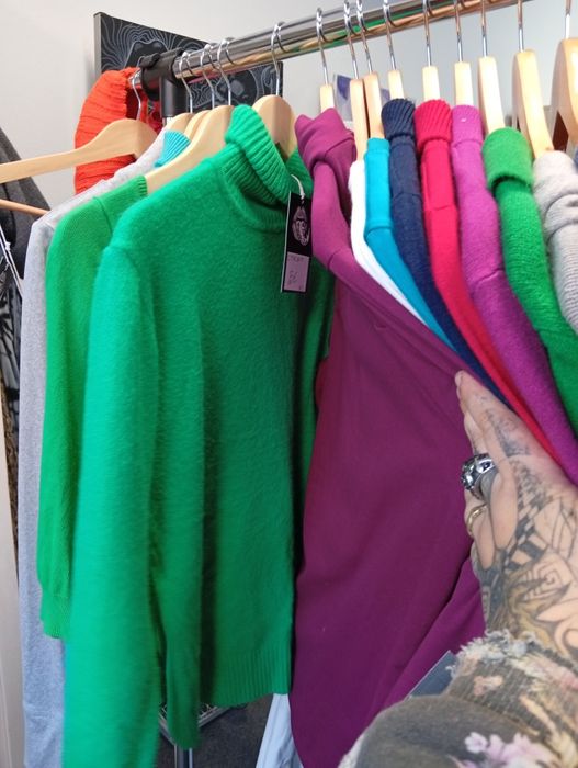 Lote de 23 peças de roupa de inverno feminina