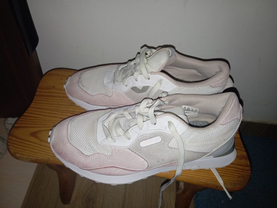 Кросівки жіночі б/у