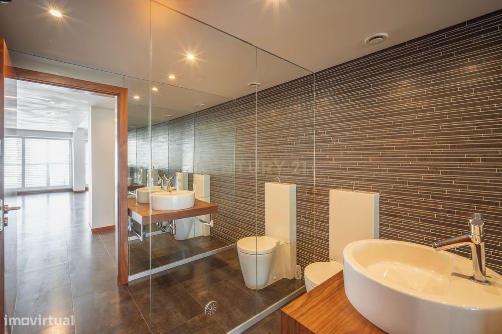 T5+1 Duplex em Linda-a-Velha com 291 m² úteis, 5 estacionamentos e vis