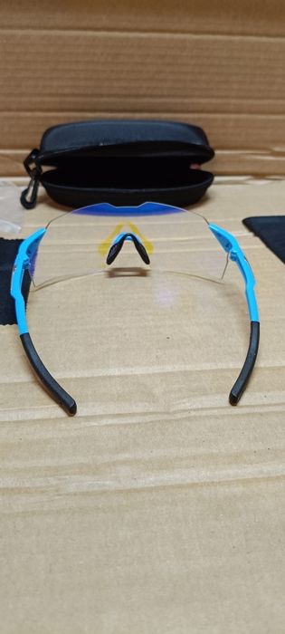 Uniwersalne okulary sportowe z dużymi  szkłami.