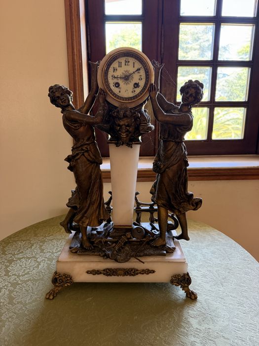 Peca decorativa com relogio