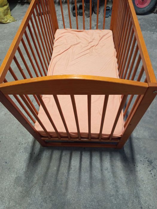 Drewniane łóżeczko z szufladą