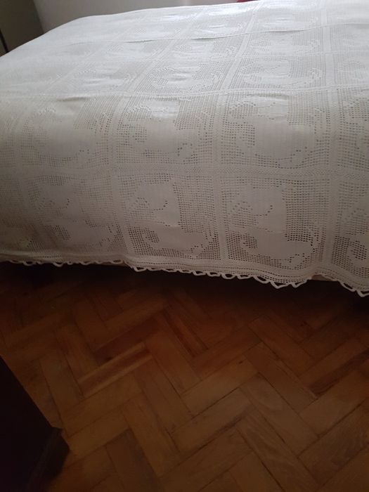 Colcha em renda de algodão, feita há mão, com pouco uso.