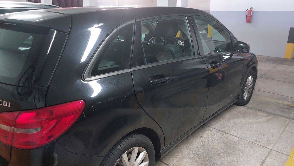 Mercecedes-Benz -  Classe B 180 - Caixa automática