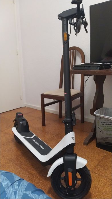 Trotinete elétrica faz até 40km em bom estado ,com marcas de uso.