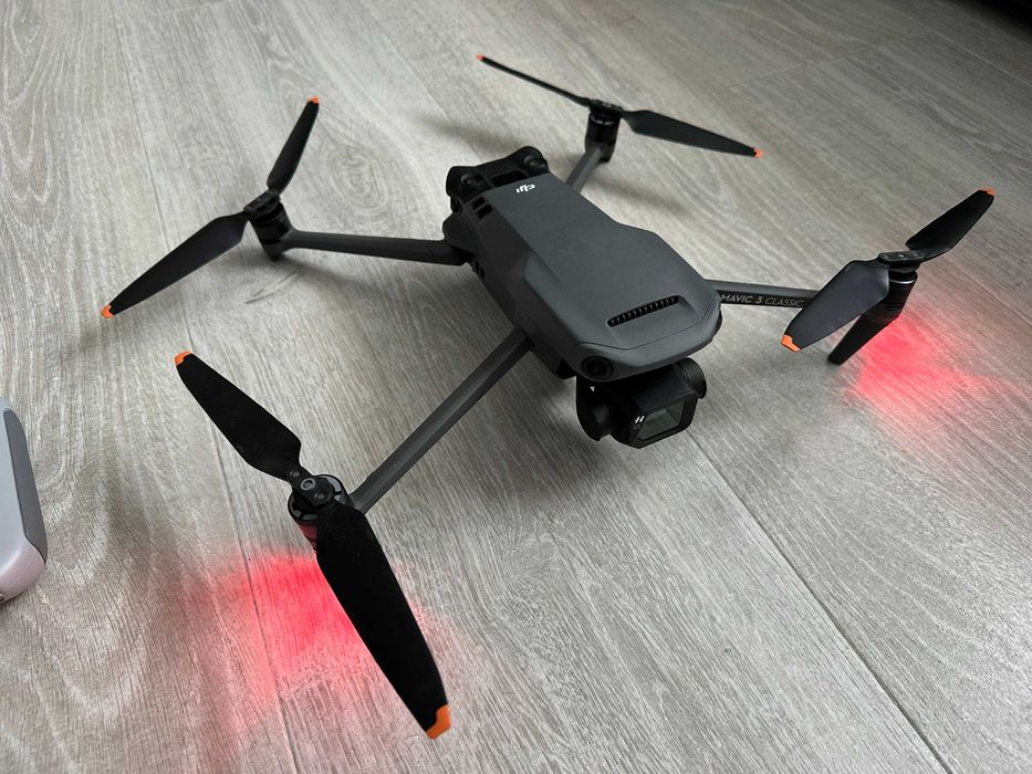 Dron DJI Mavic 3 Classic z kamerą Hasselblad i kontrolerem DJI RC.