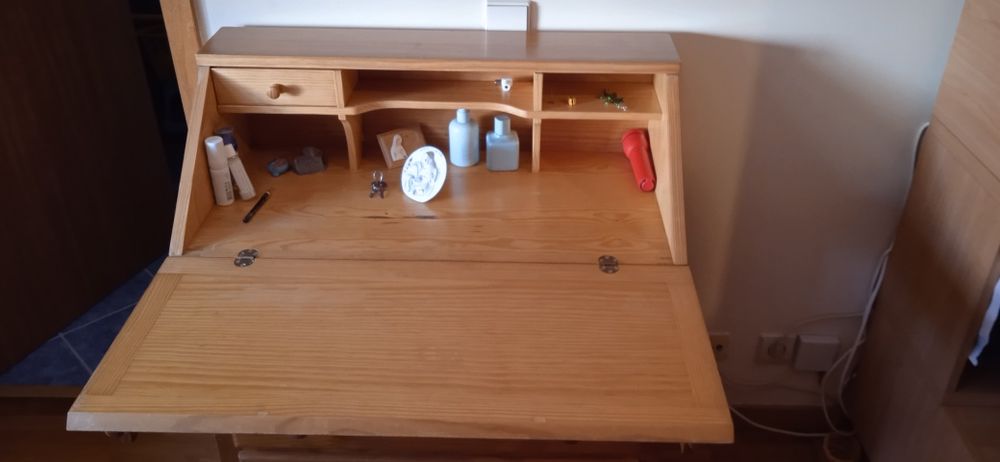 Escrivaninha antiga bem estimada