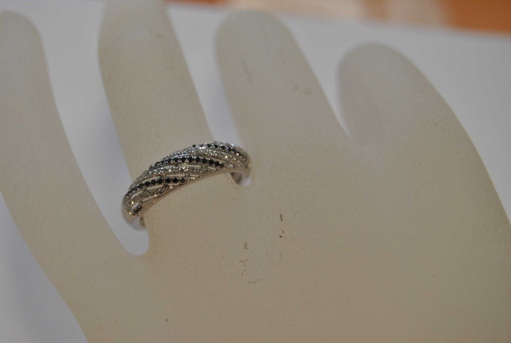 Pierścionek Apart białe złoto z diamentami biało czarnymi