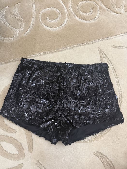 шорти с пайетками  bershka S