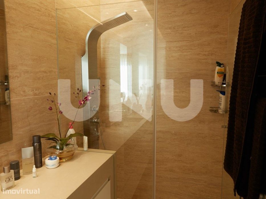 Apartamento T2, remodelado, em condomínio com piscina.