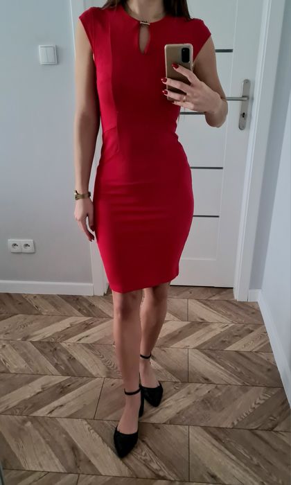Czerwona dopasowana sukienka z ozdobnym srebrnym elementem XS