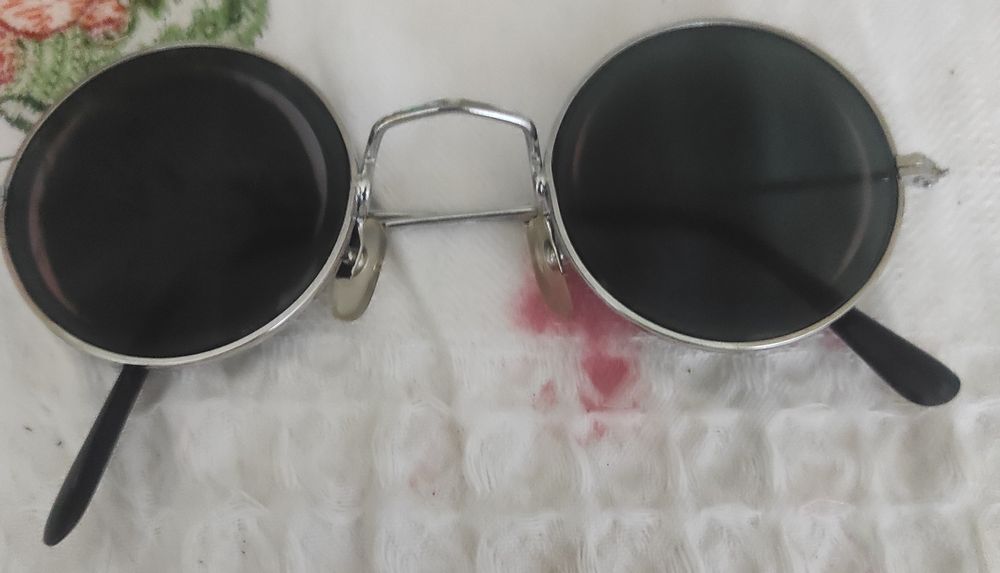 Espelho de Maquiagem e Óculos de sol