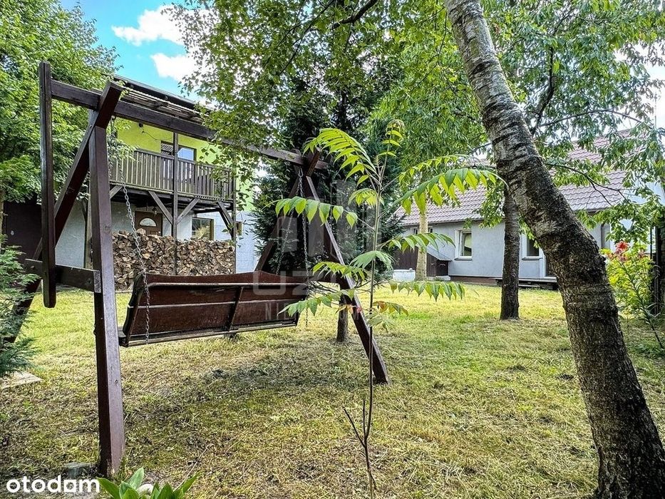 Dom z budynkiem gopodarczym stawem uroczym ogrodem