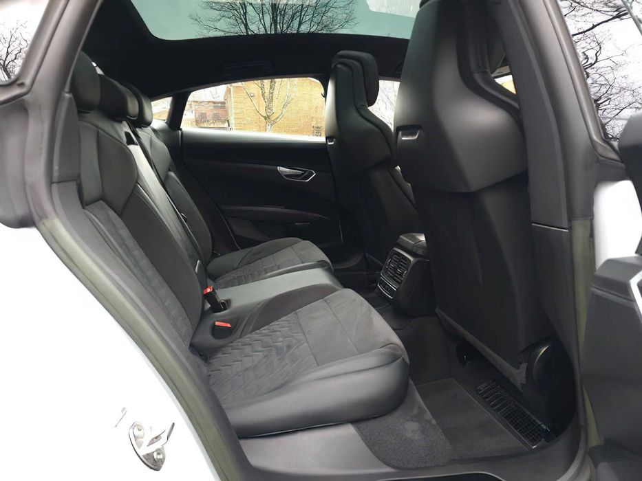 Audi e-tron      2023