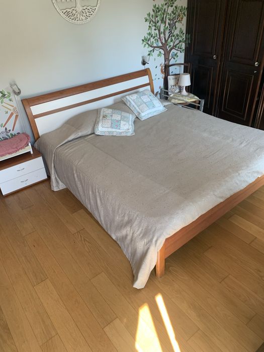 Cama em madeira de grandes dimensoes, com dois colchoes,
