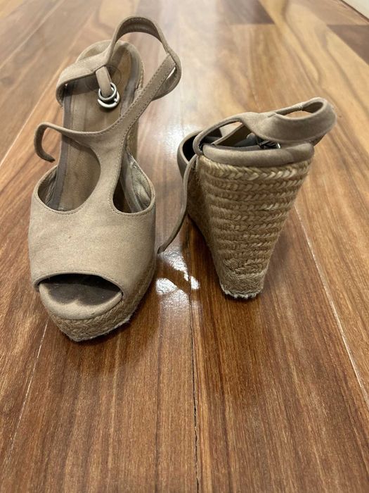 Sandálias de camurça com plataforma de ráfia