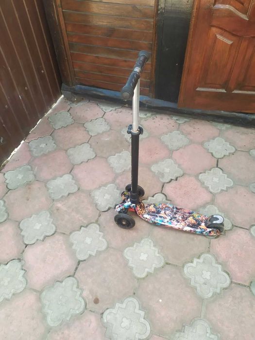 Продається дитячий самокат трьохколісний