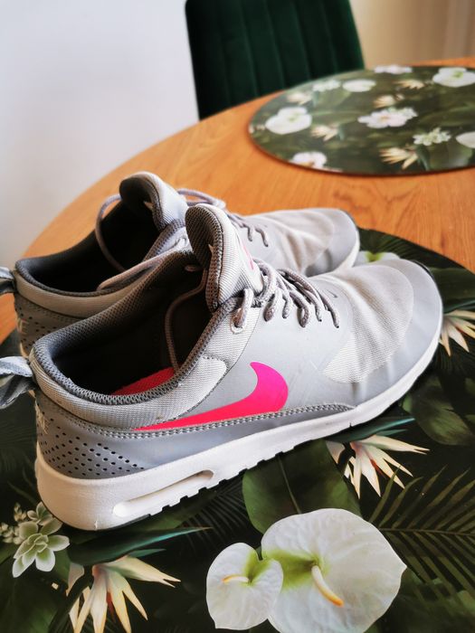 Stylowe Nike Air Max Thea Grey & Neon Pink Hit na wiosnę i lato!