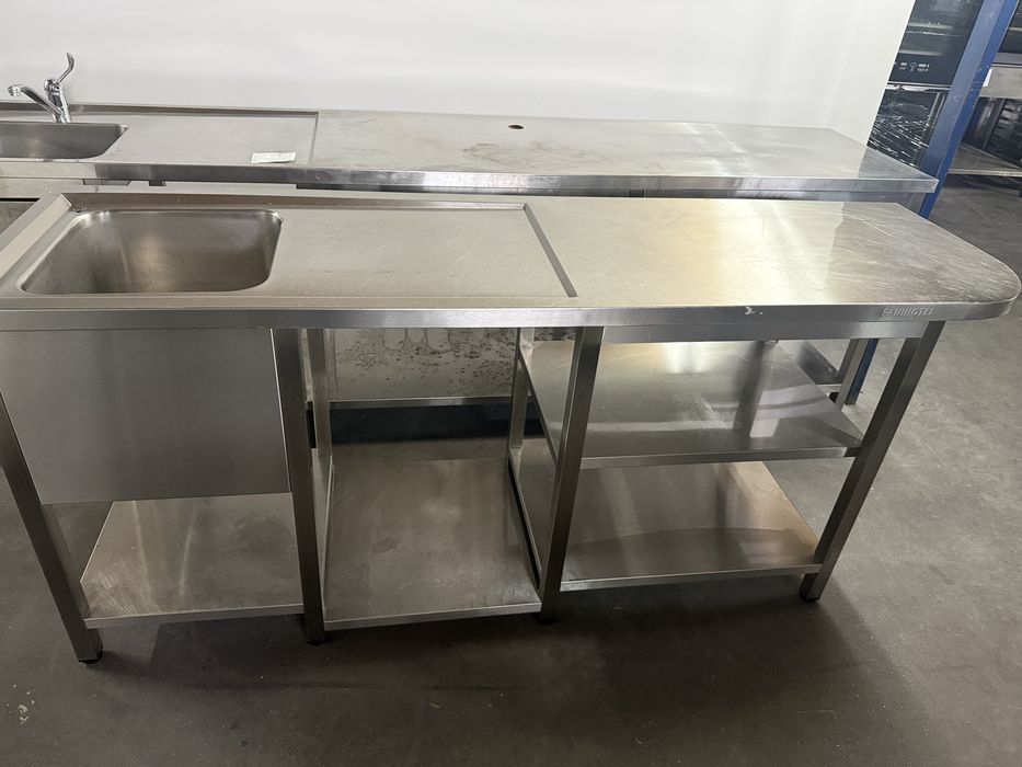 Bancada com pio á esquerda e local para maquina de lavar copos